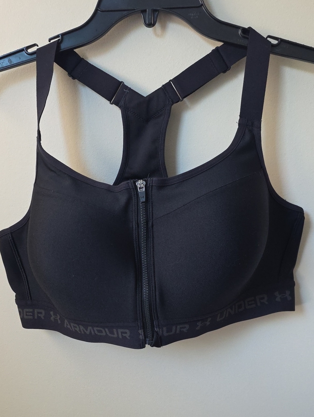 40C UNDER ARMOR front Zipper. Black Athletic Bra With Adjustable Straps. EUC